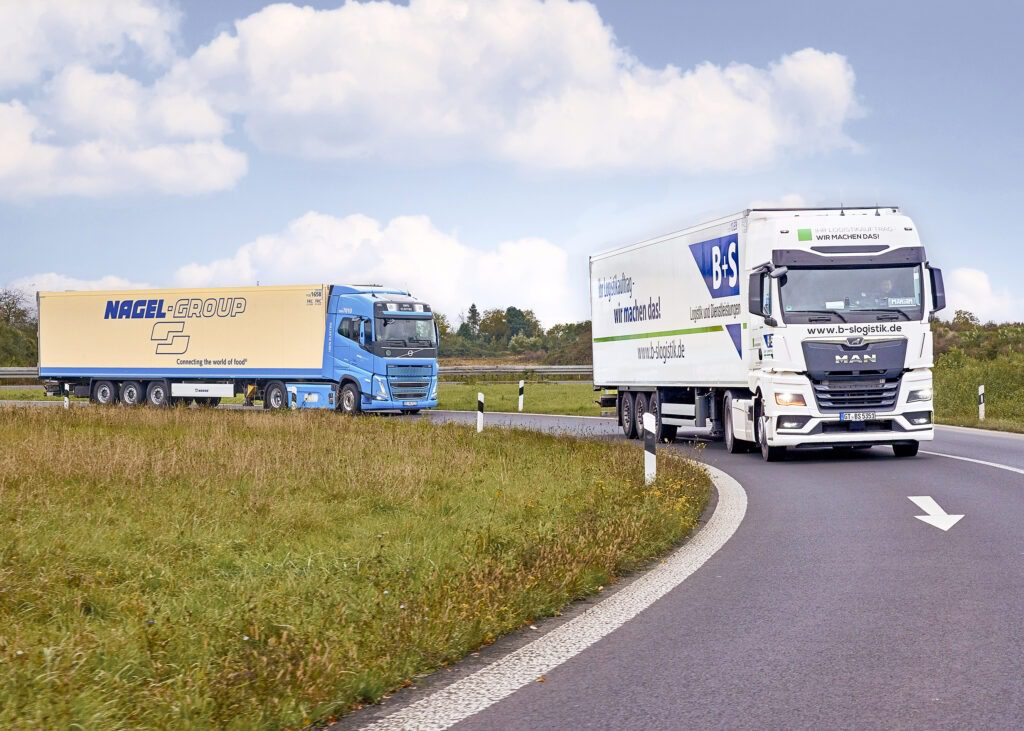 Nagel-Group Lkw fährt hinter einem B+S Lkw auf der Straße