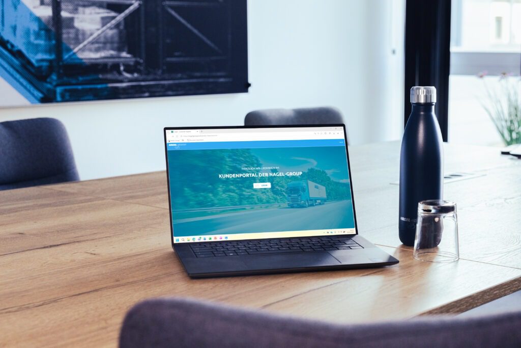 Bild eines Laptops mit geöffnetem Nagel-Group Kundenportal