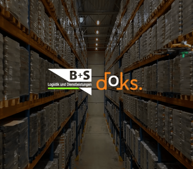 Hochregallager mit Logos von B+S Logistik und doks