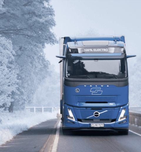Nagel-Group LKW auf einer Straße innrhalb einer verschneiten Winterlandschaft.