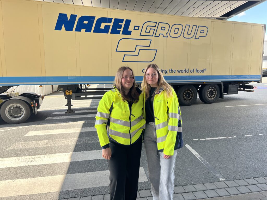 Angehende Berufskraftfahrerinnen vor einem Lkw der Nagel-Group