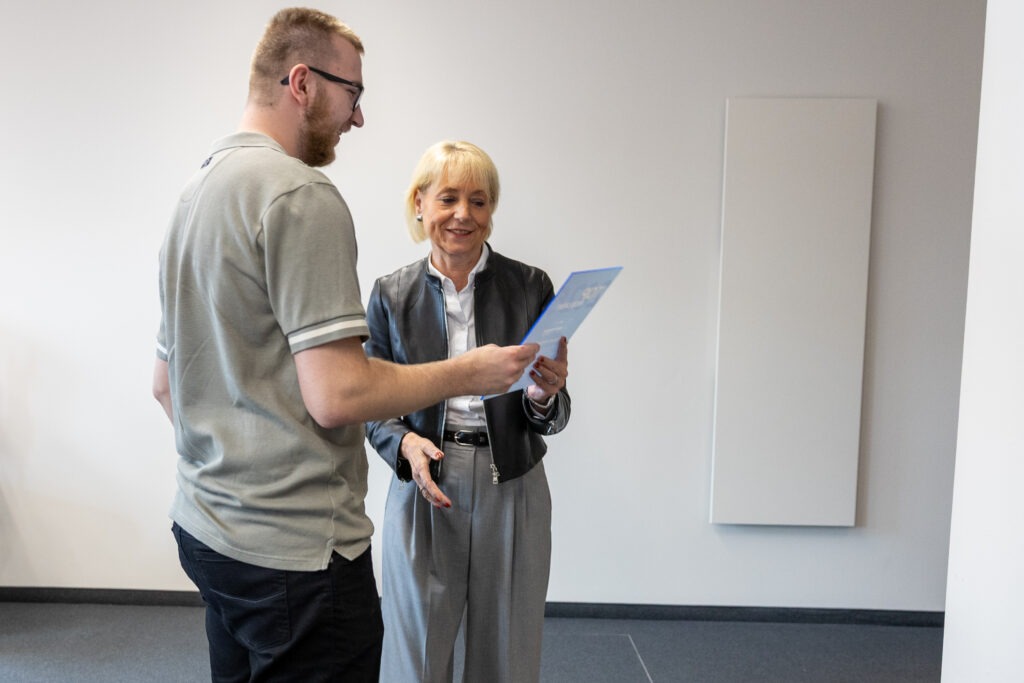 Marion Nagel gives Jerome Tronicke his certificate